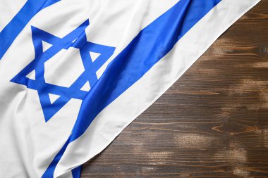 Tahta arka planda İsrail bayrağı