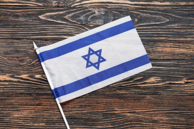 Tahta arka planda İsrail bayrağı