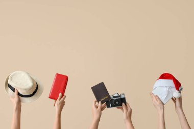 Pasaportu kameralı ve arka planda şapkası olan kadın eli. Yeni yıl tatili kavramı