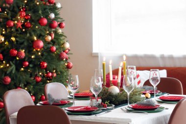Yemek odasında Noel kutlaması için servis edilen şenlik masası.