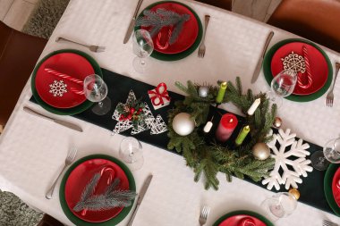 Yanan mumlar ve Noel süsleriyle servis edilen şenlik masası.