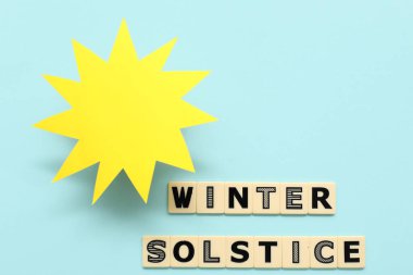 Metin KIŞ SOLSTICE Mavi zemin üzerinde kağıt güneş