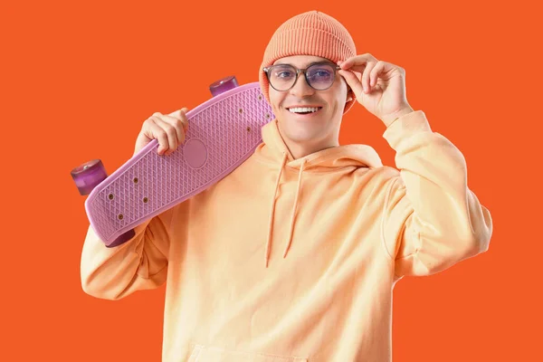 오렌지 배경에 스케이트 보드와 안경에 — 스톡 사진