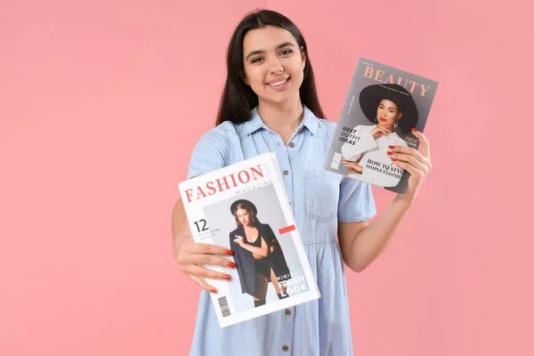 Junge Frau Mit Zeitschriften Auf Rosa Hintergrund — Stockfoto