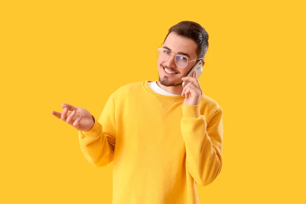 Νεαρός Άνδρας Γυαλιά Ηλίου Μιλάει Από Κινητό Τηλέφωνο Κίτρινο Φόντο — Φωτογραφία Αρχείου