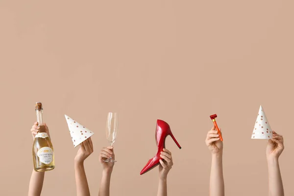 Vrouwelijke Handen Met Verjaardagsfeest Items Fles Champagne Stijlvolle Hoge Hak — Stockfoto