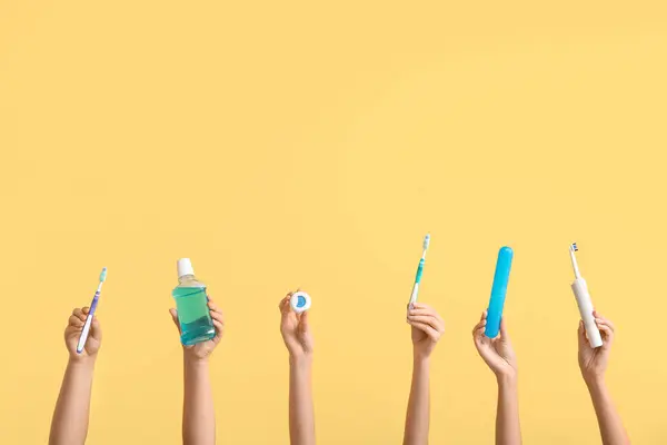 Manos Femeninas Con Suministros Higiene Oral Sobre Fondo Color —  Fotos de Stock