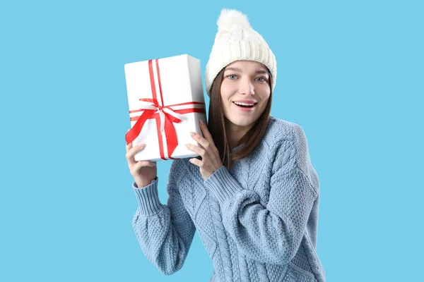 Jonge Vrouw Met Kerstcadeau Blauwe Achtergrond — Stockfoto