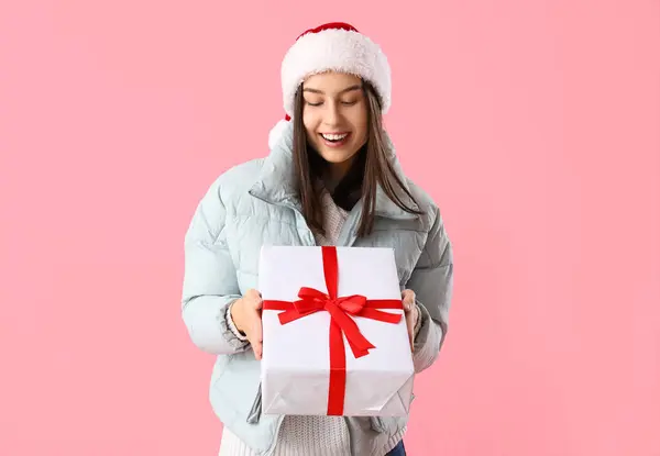 Mujer Joven Sombrero Santa Con Regalo Navidad Sobre Fondo Rosa —  Fotos de Stock