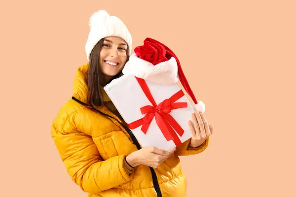 Jonge Vrouw Winter Kleding Met Kerstcadeau Santa Hoed Beige Achtergrond — Stockfoto