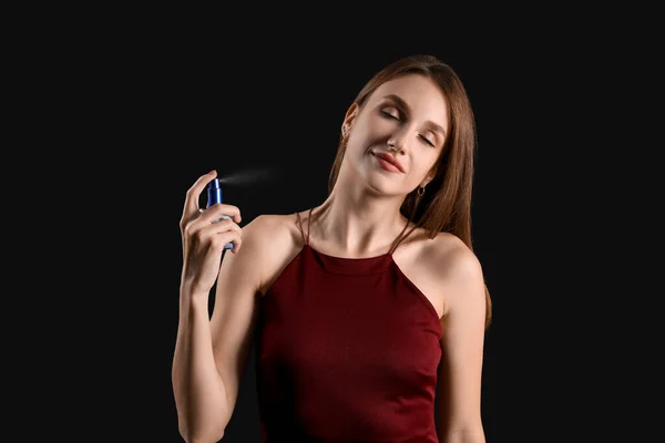 Schöne Junge Frau Trägt Parfüm Auf Dunklem Hintergrund Auf — Stockfoto