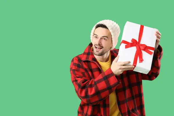 Hombre Guapo Con Regalo Navidad Sobre Fondo Verde —  Fotos de Stock