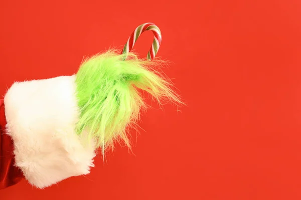 Grön Hårig Hand Varelse Santa Kostym Med Godis Sockerrör Röd — Stockfoto
