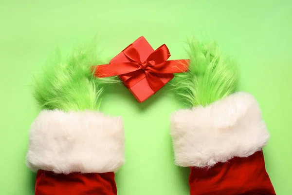Зеленые Волосатые Руки Существа Костюме Санты Рождественской Коробкой Подарков Зеленом — стоковое фото