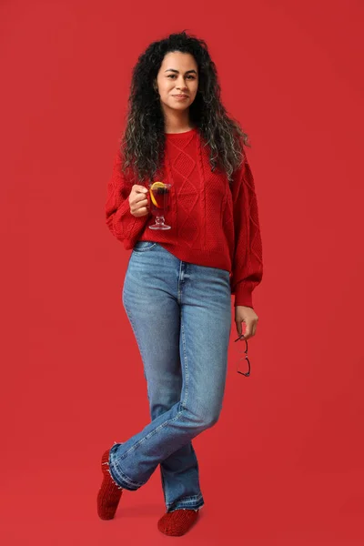 Vacker Ung Afroamerikansk Kvinna Med Glas Kopp Varmt Glögg Vin — Stockfoto