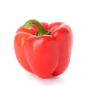 Beyaz arkaplanda taze dolma biber izole edildi