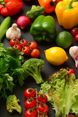 Farklı taze sebzeler, marul ve siyah arka planda maydanoz.