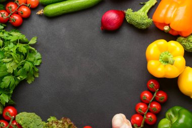 Farklı taze sebzelerden yapılmış çerçeve ve siyah arka planda maydanoz.