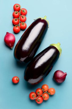 Mavi arka planda farklı taze sebzeler