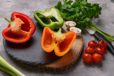 Taze sebzeli tahtalar ve grunge grisi arka planda bıçak.