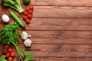 Taze sebzeler, yeşillik ve ahşap arka planda yumurta.