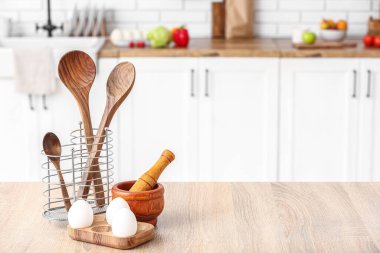 Mutfaktaki masada mutfak aletleri ve yumurtalar.