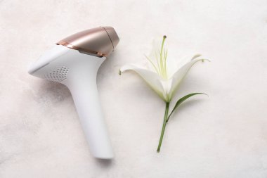 Grunge beyaz arka planda zambak çiçekli modern fotoepilatör