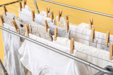 Temiz giysiler kurutucuda asılı, yakın plan.