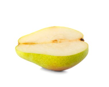 Olgun armutun yarısı beyaz arkaplanda izole.