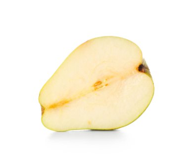 Olgun armutun yarısı beyaz arkaplanda izole.