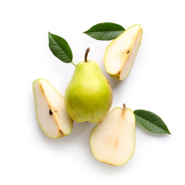 Beyaz arka plan üzerinde izole yeşil yaprakları ile olgun armut