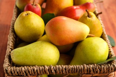 Taze armutlar hasır kutuda, yakın plan.