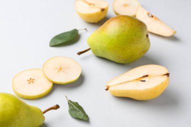 Mavi zemin üzerinde olgun armutlar