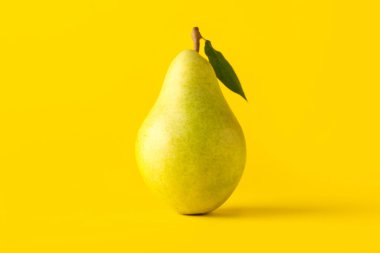 Sarı zemin üzerinde olgun armut