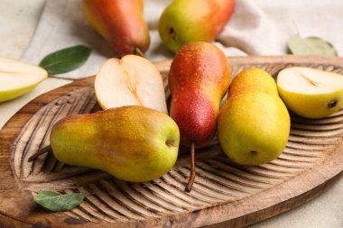 Beyaz zemin üzerinde olgun armutlar olan ahşap tahta.