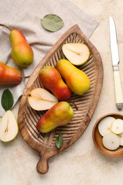 Beyaz zemin üzerinde olgun armutlar olan ahşap tahta.