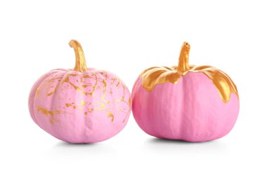 Beyaz arkaplanda pembe boyalı balkabakları