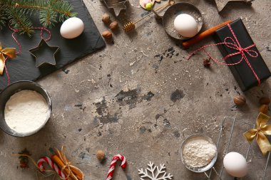 Hediye kutusundan yapılmış çerçeve ve grunge grisi arka planda zencefilli kurabiye için farklı malzemeler.