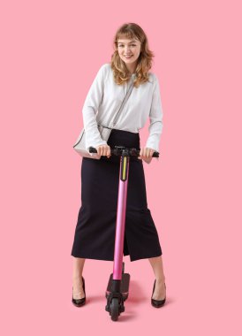 Pembe arka planda scooterlı genç bir kadının portresi