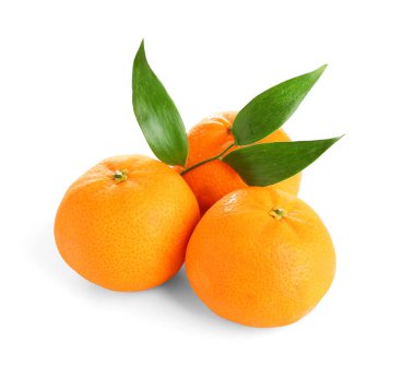 Beyaz arka planda yaprakları olan tatlı mandalinalar