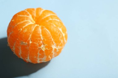 Mavi arka planda tatlı Mandarin