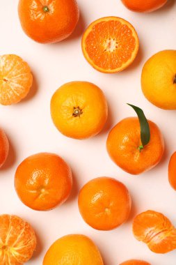 Beyaz arkaplanda bir sürü tatlı mandalina