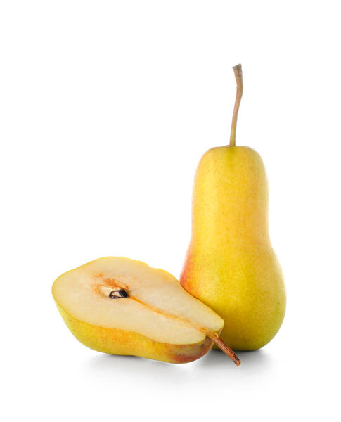 Спелые груши изолированы на белом фоне