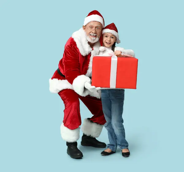 Santa Claus Roztomilá Holčička Dárkovou Krabičkou Modrém Pozadí — Stock fotografie