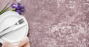 Gri grunge arkaplan üzerinde taze bahar çiçeği ile güzel masa ayarları metin için boşluk ile