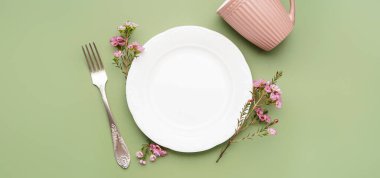 Yeşil arka planda taze bahar çiçekleriyle güzel bir masa.