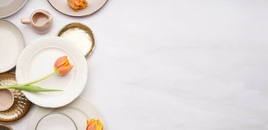 Açık arkaplanda taze bahar çiçekleri ve metin için yeri olan güzel masa ayarları