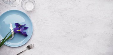 Açık grunge arkaplan üzerinde taze bahar çiçeği ile güzel masa ayarları metin için boşluk ile