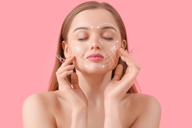 Pembe arka planda ampulleri olan güzel bir genç kadın. Cilt bakımı kavramı