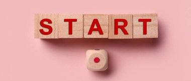 Pembe arka planda sözcük Başlat Küpleri